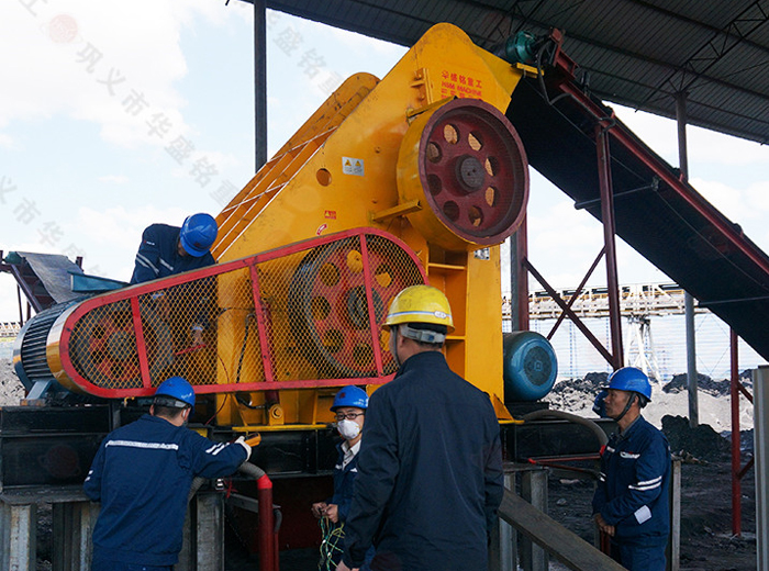  大型煤廠用什么類型煤矸石粉碎機(jī)好？